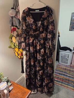 Toleen Floral Black Maxi Dress with V-Neck